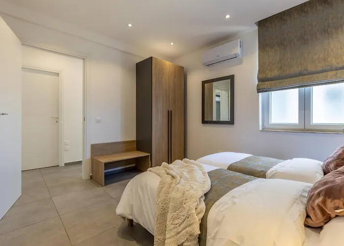 Seaside Luxury In Pembroke St Julians